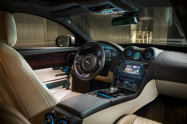 Jag_XJ_Portfolio_Interior_Image_1590615_06_(111030)