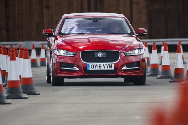 cropthumbnail-jlrtechshowcaseoverheadroadworkassist09-resize-1863x1242-crop-1140x814